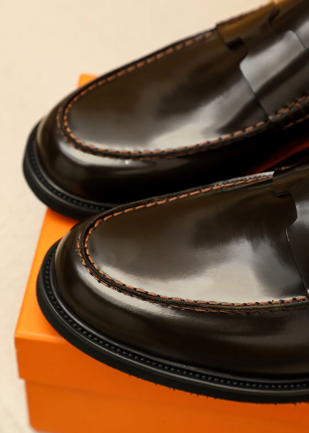 Men's shoes 💰460 💐 Product trademark: HERMES "Hermès" casual leather shoes Regular size: 38-44 (45.46🉑️customized) Product materials: Selected imported first-layer open-edge beaded cowhide leather upper + luxury hardware buckle, imported water-dyed 🐂 cowhide lining. Strong three-dimensional visual effect, foam outsole Color: 4⃣️colors available